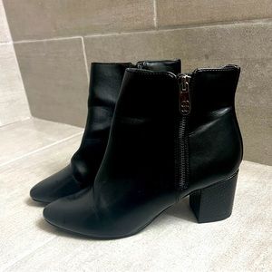 Bandolino women’s size 7 1/2 block heel bootie in black.